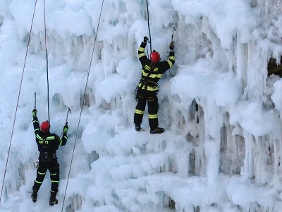 Hasičští lezci trénovali v Liberci na ledové stěně