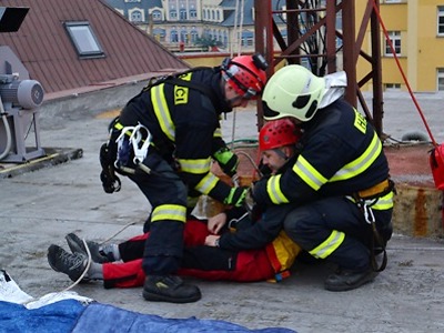 Hasiči cvičili záchranu zraněné osoby z anténního stožáru 