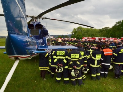 Obrazem: Krajští hasiči cvičili plnění vrtulníku hasební látkou