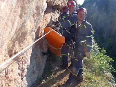 Hasičští lezci cvičili ve skalních a jeskynních terénech