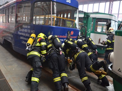 Hasiči měli cvičení ve vozovně tramvají