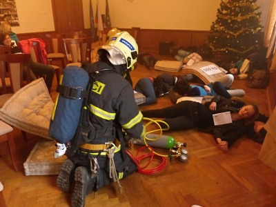 Výbuch v kasárnách uvěznil 37 studentů. Naštěstí šlo o cvičení