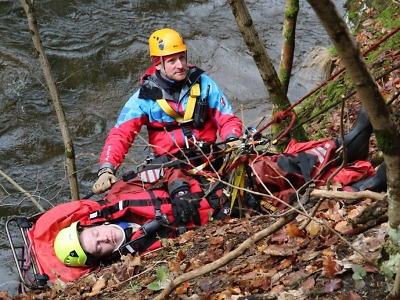 Složky IZS cvičily záchranu vodáků z převráceného raftu