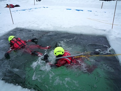 Tanvaldští hasiči trénovali záchranu z ledu na zamrzlé nádrži