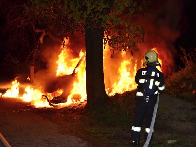 V Lučanech v noci hořel mercedes, škoda je vysoká