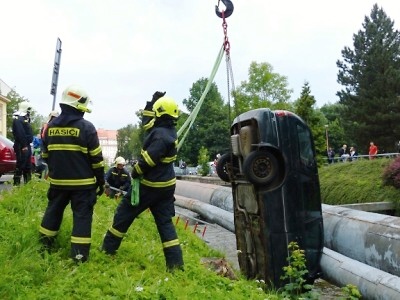 Ford sjel sám z parkoviště a zůstal viset na výšku v korytě Nisy