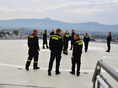 Krajští hasiči se seznamují s heliportem na liberecké nemocnici