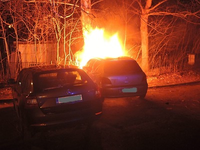 Hasiči během noci likvidovali požár stodoly a dvou osobních aut