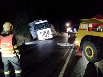 Nehoda kamionu zaměstnala ve středu ráno naplno jablonecké hasiče