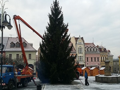 Krajští hasiči kontrolují osazení vánočních stromů na náměstích