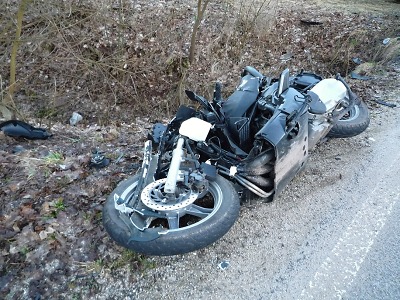Na silnici mezi Bělou a Libštátem zemřel mladý motorkář
