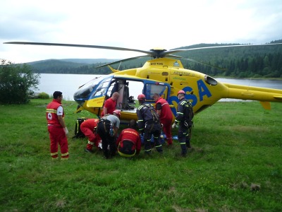 Motorkář z Německa spadl do přepadu u Souše, odvážel jej vrtulník