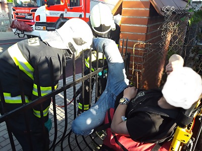 Hasiči vyprostili ve Vratislavicích muže, který se napíchl na plot