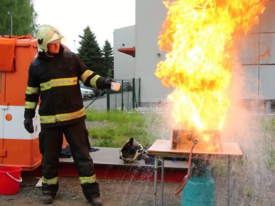 Hasiči názorně ukázali, jak si poradit s malými požáry