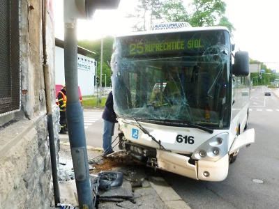 V Liberci narazil autobus do lampy, zranilo se 10 cestujících