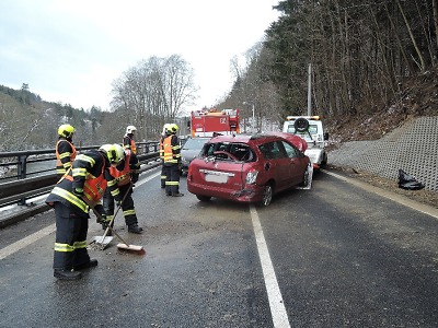 Hasiči zasahovali o víkendu u 19 nehod, u Turnova zemřel řidič