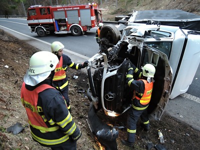 Silnici v Těpeřích uzavřela v neděli nehoda nákladního auta