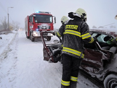Počasí se neumoudřilo: Hasiči opět pomáhají u dopravních nehod