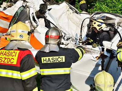 Hasiči vyprošťovali řidiče dodávky, která se ve Stráži střetla s vlakem