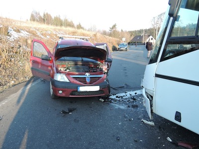 Po střetu autobusu s osobním autem v Jablonci je pět zraněných