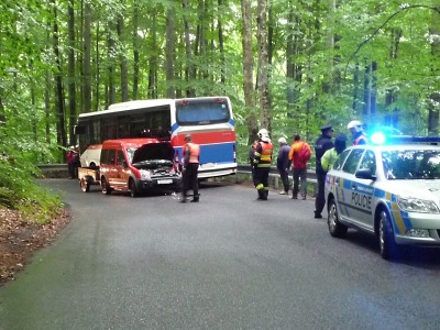 V Raspenavě se střetl autobus s dodávkou