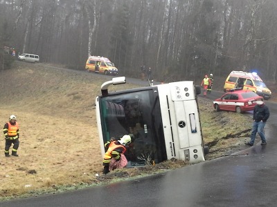 Při havárii autobusu s dětmi pomáhali i jablonečtí hasiči