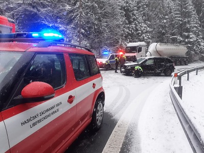 Dvě auta se srazila na sněhu v Bratříkově
