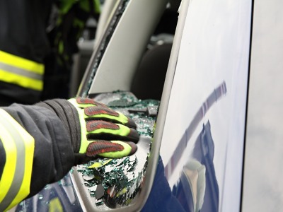 Jablonečtí hasiči vyprošťovali po nehodě muže v Dolní Dobré Vodě