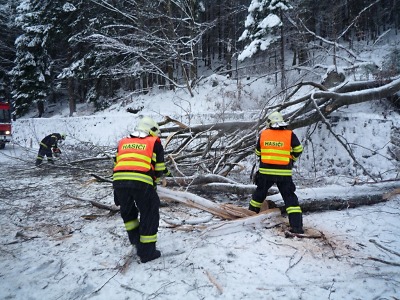 Hasiče zaměstnávají nehody. Popadané stromy uzavřely silnice i tratě