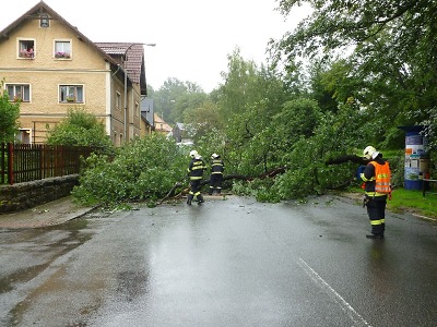 Kvůli popadaným stromům měli hasiči v kraji už 280 výjezdů