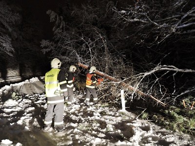 Hasiči se nezastaví, jezdí po kraji odstraňovat popadané stromy