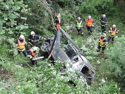 V Jablonečku sjelo auto ze srázu. Hasiči vyprošťovali pět zraněných