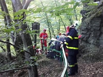 Dítě i s otcem spadlo z Böhmovy vyhlídky na Riegrově stezce