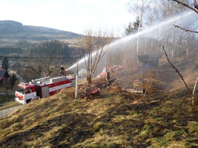 Zahrádkářům začíná jarní úklid. Dávejte pozor při pálení odpadu