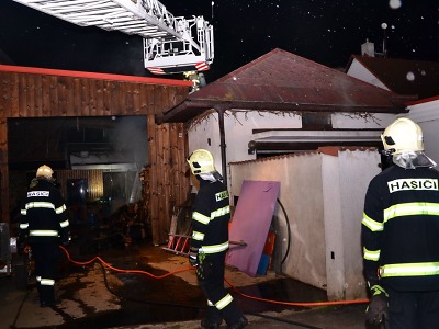 Krajští hasiči zasahovali v noci u pěti požárů, hořel i kamion v Plavech