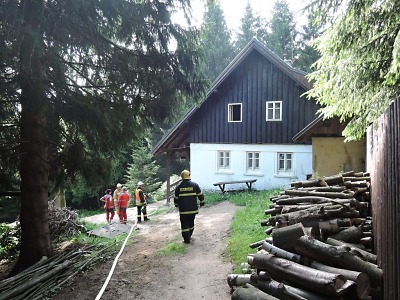 V rekreačním objektu v Janově hořelo, zasahovaly tři jednotky hasičů