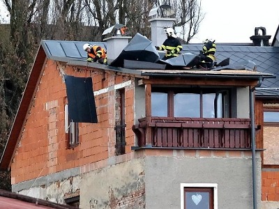 Silný vítr kácí stromy i na Jablonecku, hasiči opět vytáhli motorové pily