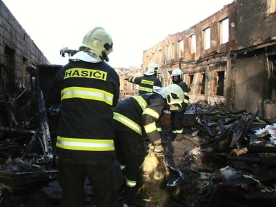 První bilance rozsáhlého požáru v Turnově: Zasahovalo přes 200 hasičů