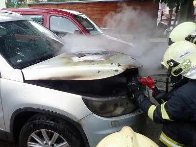 Hasiči zasahovali u požáru auta v Podhorské ulici v Jablonci