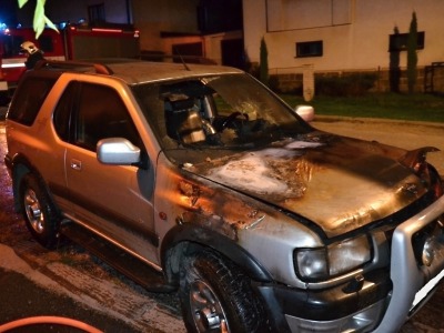 V jablonecké ulici Panenská hořelo auto v garáži