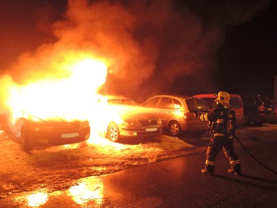 V Tanvaldě hořela dvě auta, hasiči mají podezření na úmyslné zapálení