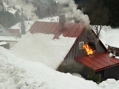 Požár roubené chalupy v Jablonečku zaměstnal šest jednotek hasičů
