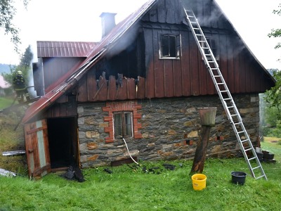 Úder blesku zapálil chalupu v Rokytnici