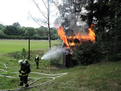 Hořela chatka ve Vesci, škoda je padesát tisíc
