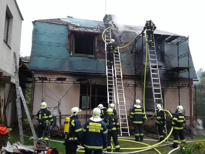 Rodinný dům v Kacanovech zachvátily plameny