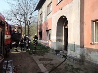 Hořel dům ve Velkých Hamrech, hasiči evakuovali pět obyvatel