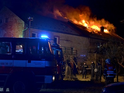 Během noci zasahovali hasiči u větších požárů v Mimoni a Liberci