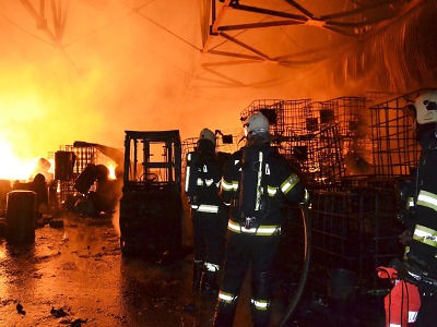 Hasiči celou noc zasahovali u požáru skladovací haly v Lomnici