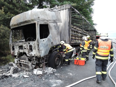 Pivo přišlo nazmar. Plný kamion v Příšovicích pohltily plameny