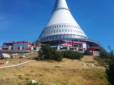 Požár na Ještědu zaměstnal hasiče, povolali další jednotky i vrtulníky